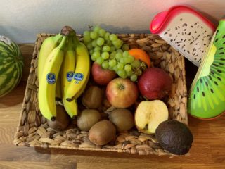 Kiwis, Äpfel, Trauben und Bananen